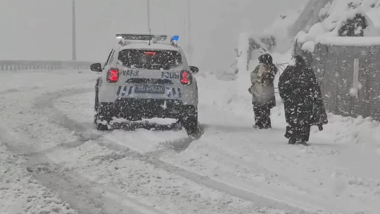 Karda mahsur kalan aileyi emniyet kurtardı