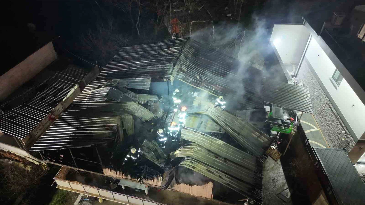 Kocaeli’de 2 katlı evin çatısı alevlere teslim oldu