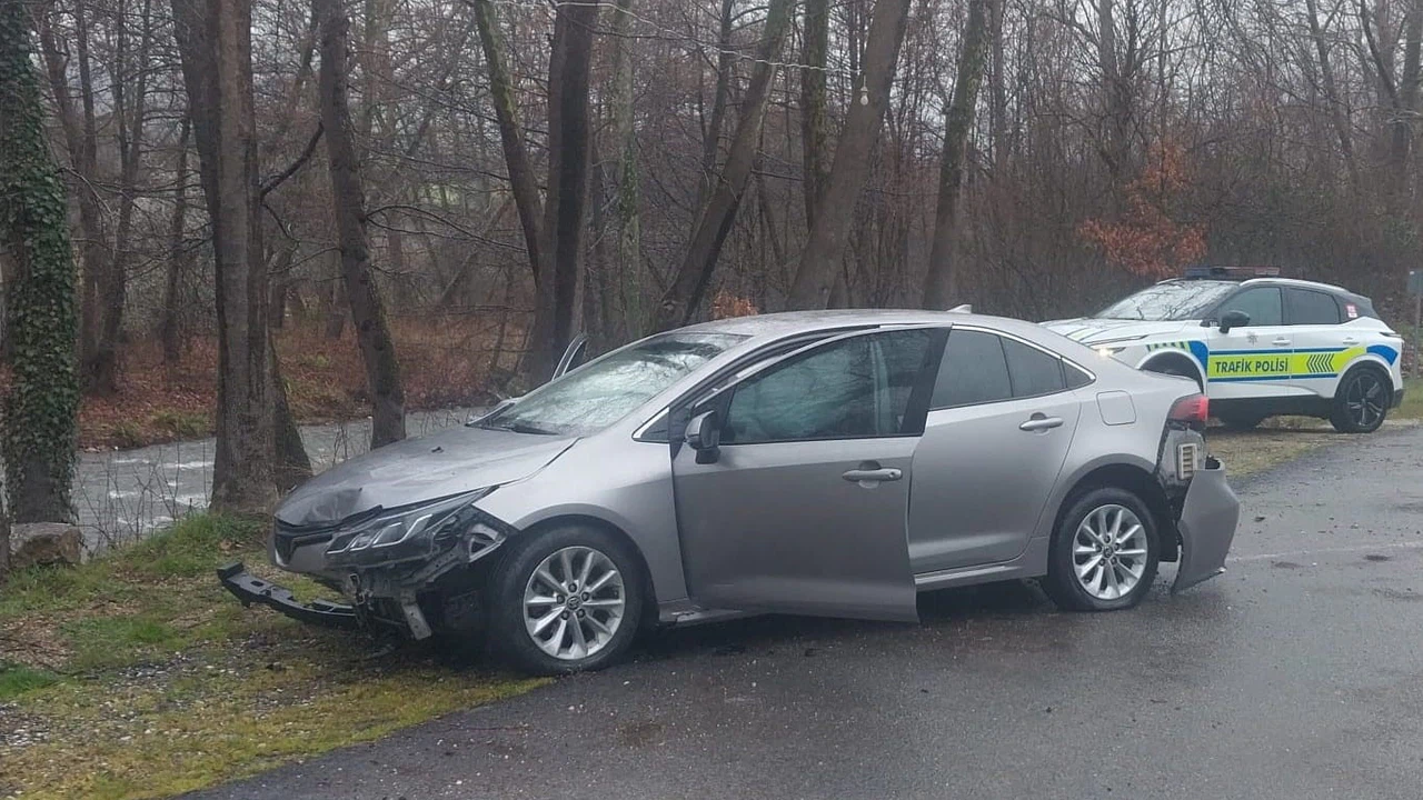 Kontrolden çıkan otomobil alt yola uçtu: 3 yaralı