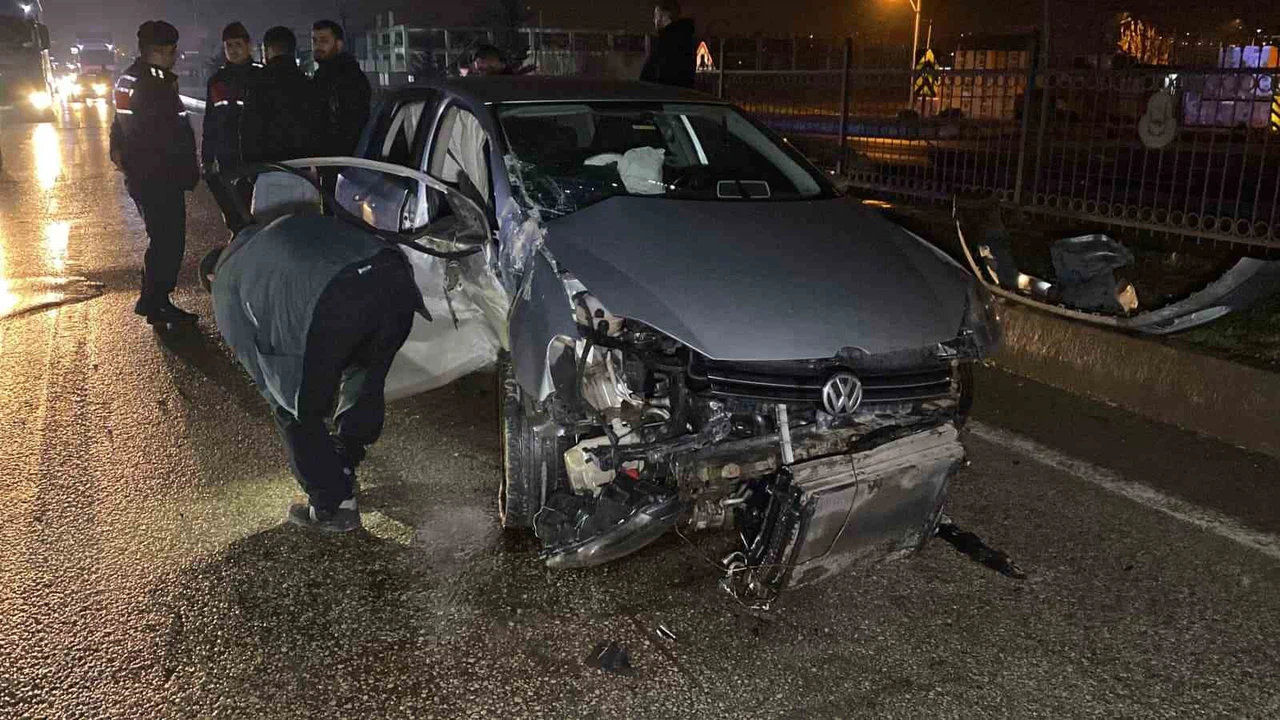 Kontrolden çıkan otomobil bariyerlere çarptı: 2 yaralı