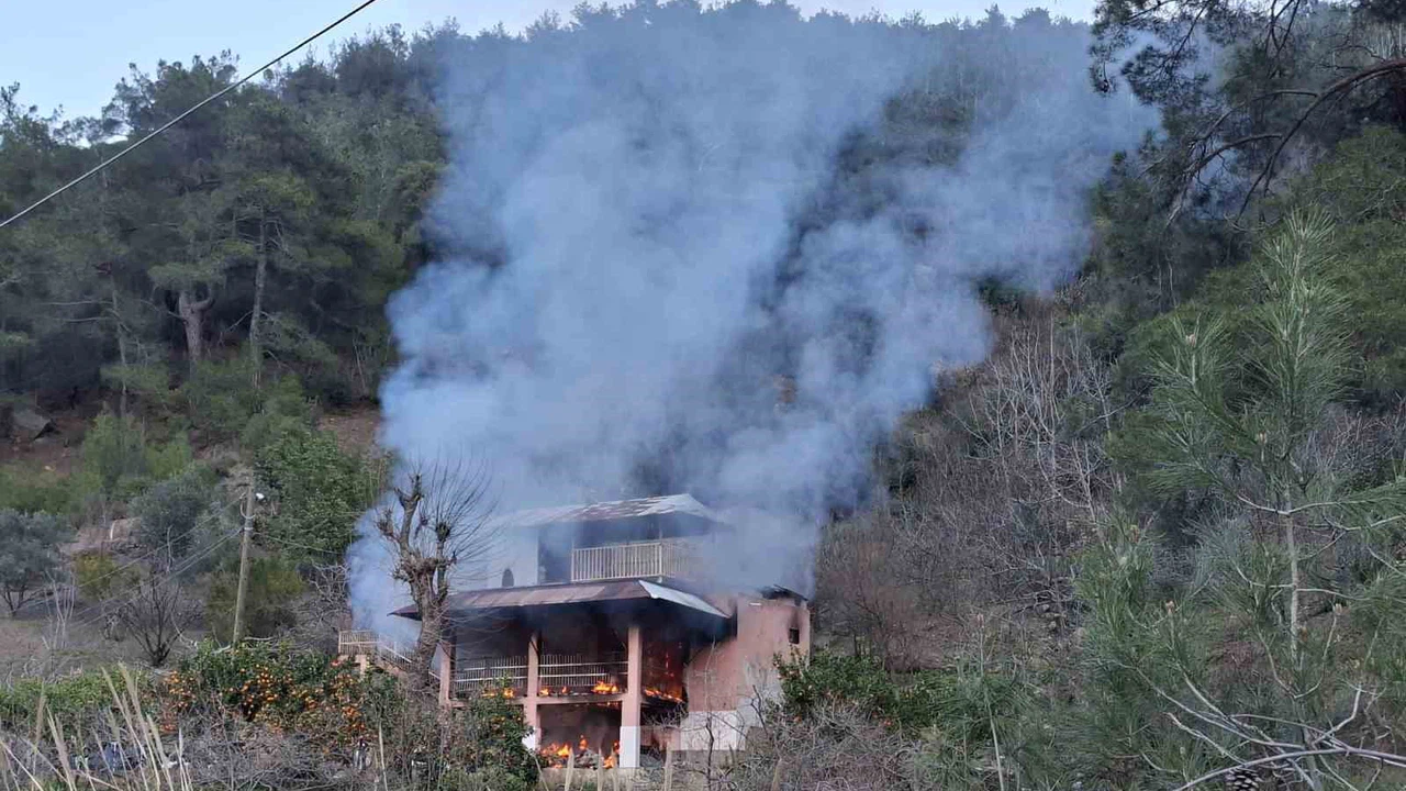 Ormanlık alandaki yayla evi yanarak kullanılmaz hale geldi