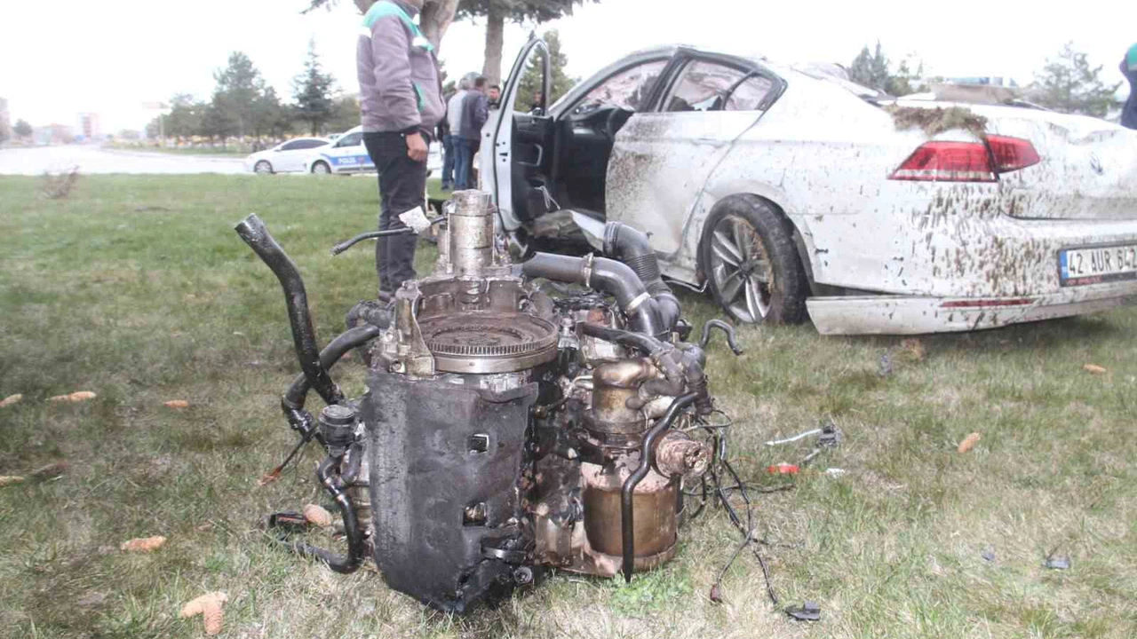 Otomobil kavşakta devrildi: Ortalık savaş alanına döndü