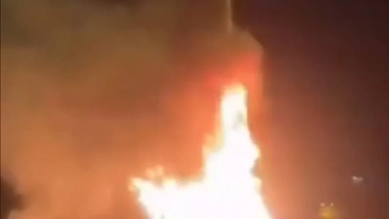 Samsun’da alevler yükseldi, umutlar söndü! Park halindeki araçtan geriye enkaz kaldı