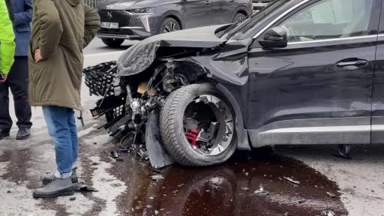 Sarıyer’de kontrolden çıkan otomobil karşı şeride geçti, 4 araç birbirine girdi