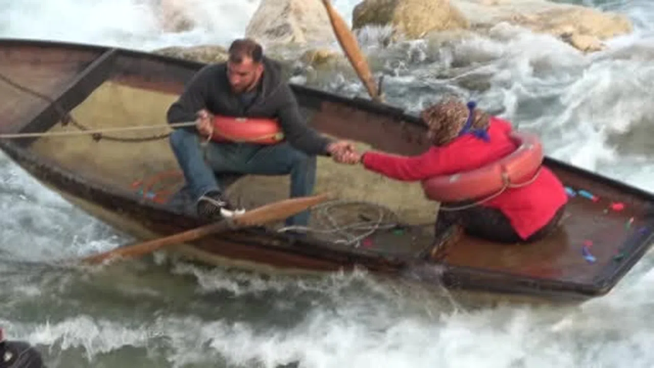 Seyhan Nehrinde can pazarı: Ele ele tutuşup yardım beklediler