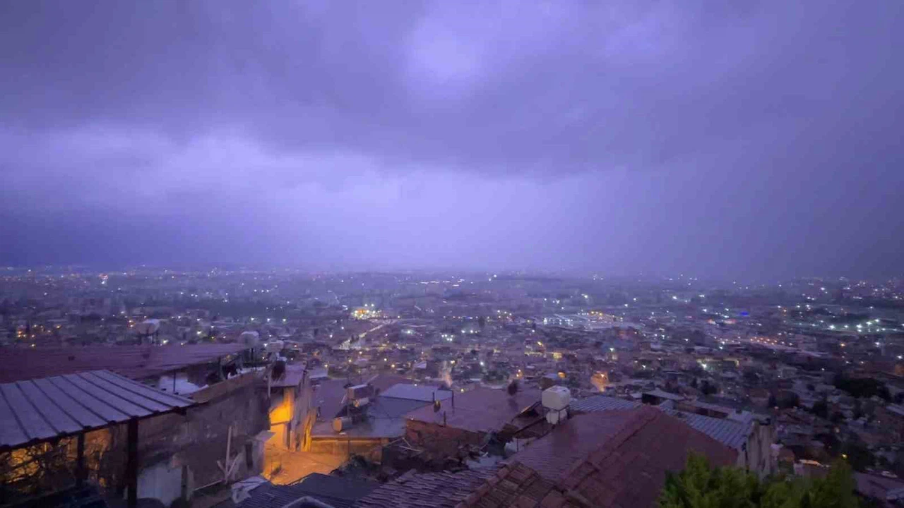 Şimşeklerin geceyi aydınlattığı Hatay’da dolu yağışı yolları göle çevirdi