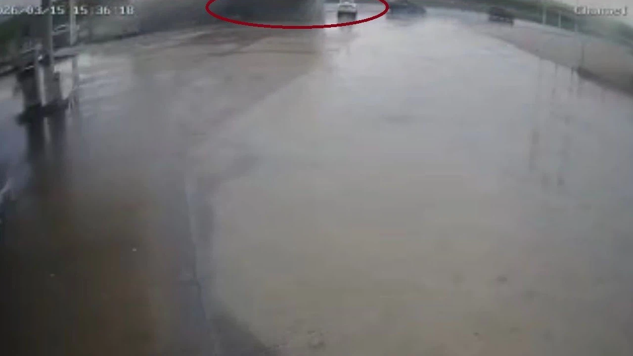 Tırın otomobilin üstüne devrildiği anlar kamerada