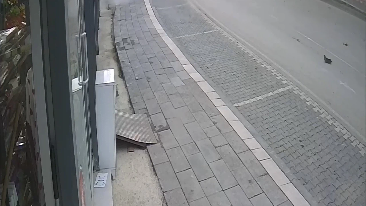 Tokat’ta otomobil markete girdi: 2 yaralı