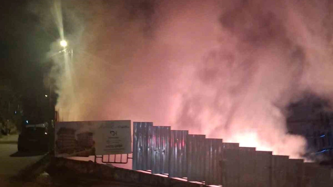 Üsküdar’da şantiyede işçilerin kaldığı konteynerlerde yangın