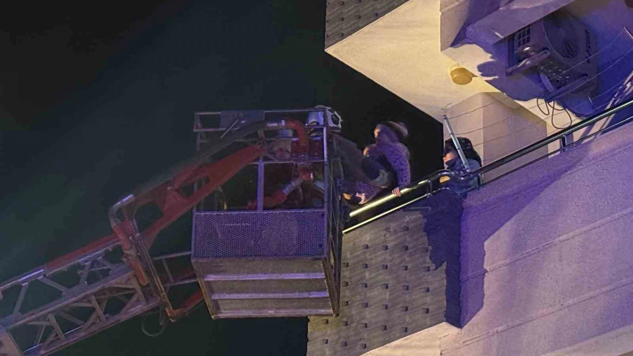 Yangın çıkan apartmanda can pazarı: 30 kişiyi itfa…