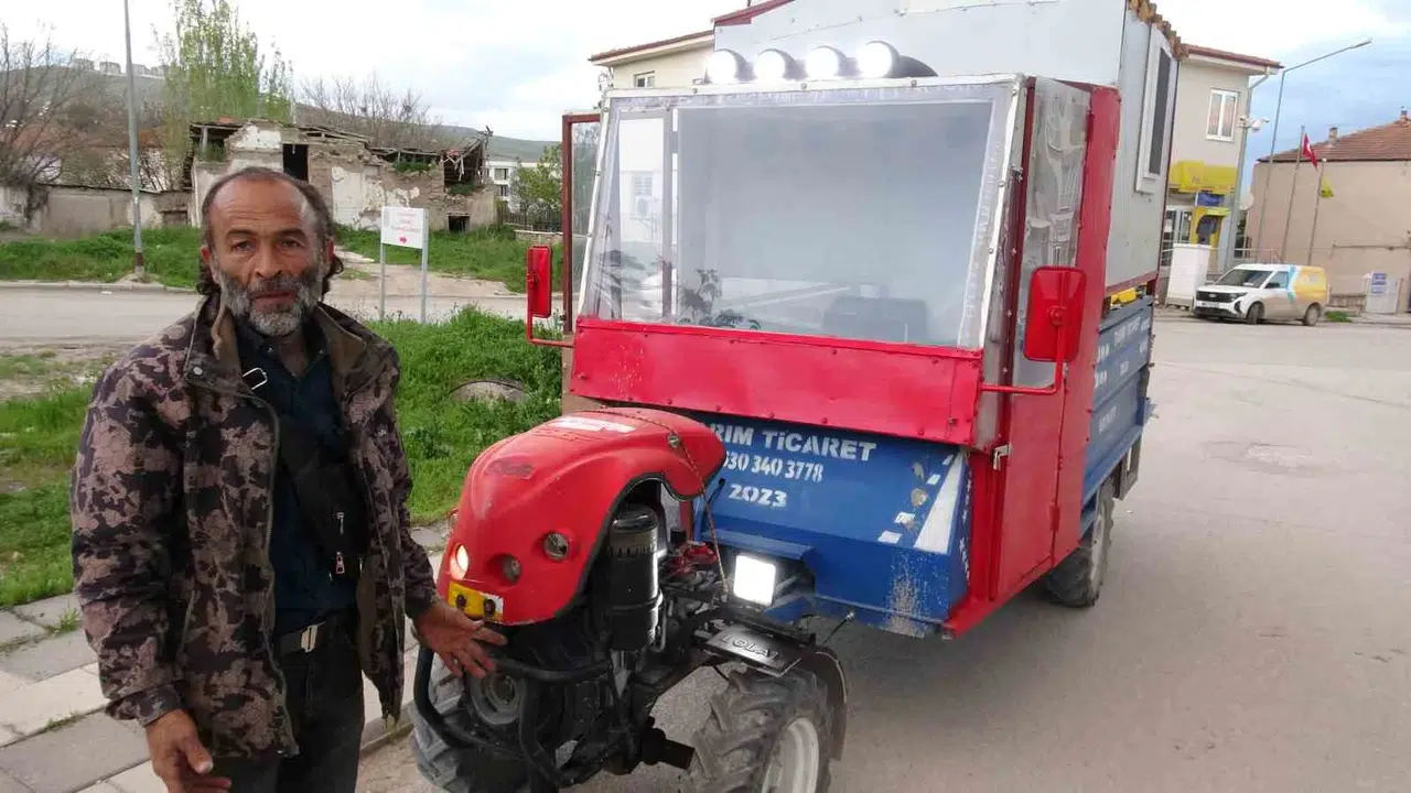 Ev bulamayınca çareyi tarım aracını karavana çevirmekte buldu: Görenler gözlerine inanamıyor