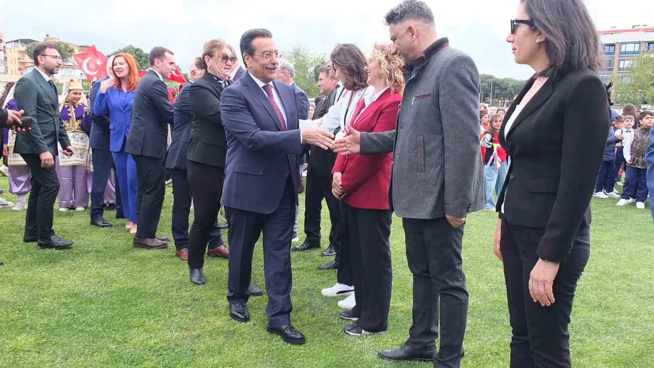 Burhaniye’de 23 Nisan şöleni: Minikler sahne aldı, stat bayram yerine döndü