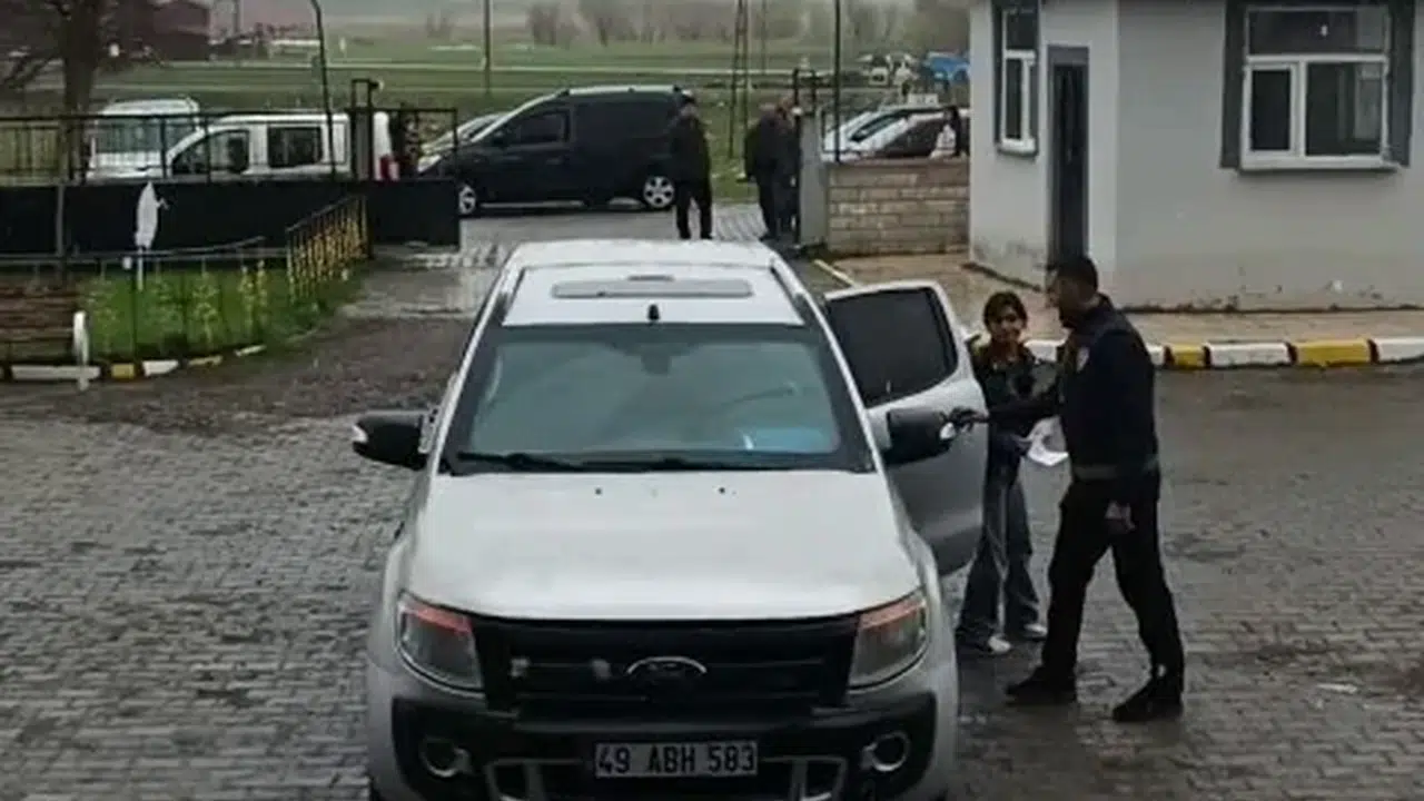 Sınav heyecanı yerini büyük bir paniğe bırakmıştı: Polis ekipleri Ayşenur'u yarı yolda bırakmadı