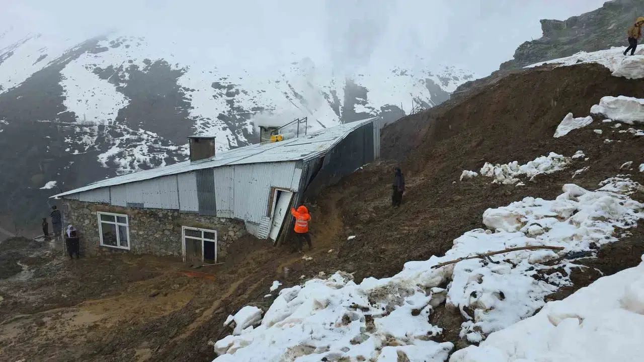 Bahçesaray’da kabus dolu gece: Yamaçtan kopan toprak kütlesi evin içine doldu