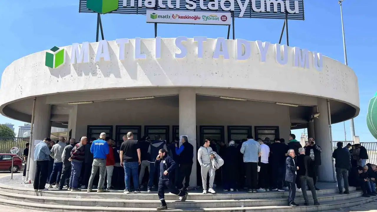 Bursaspor sevdasında saatler süren nöbet: Stat önünde kombine kuyruğu