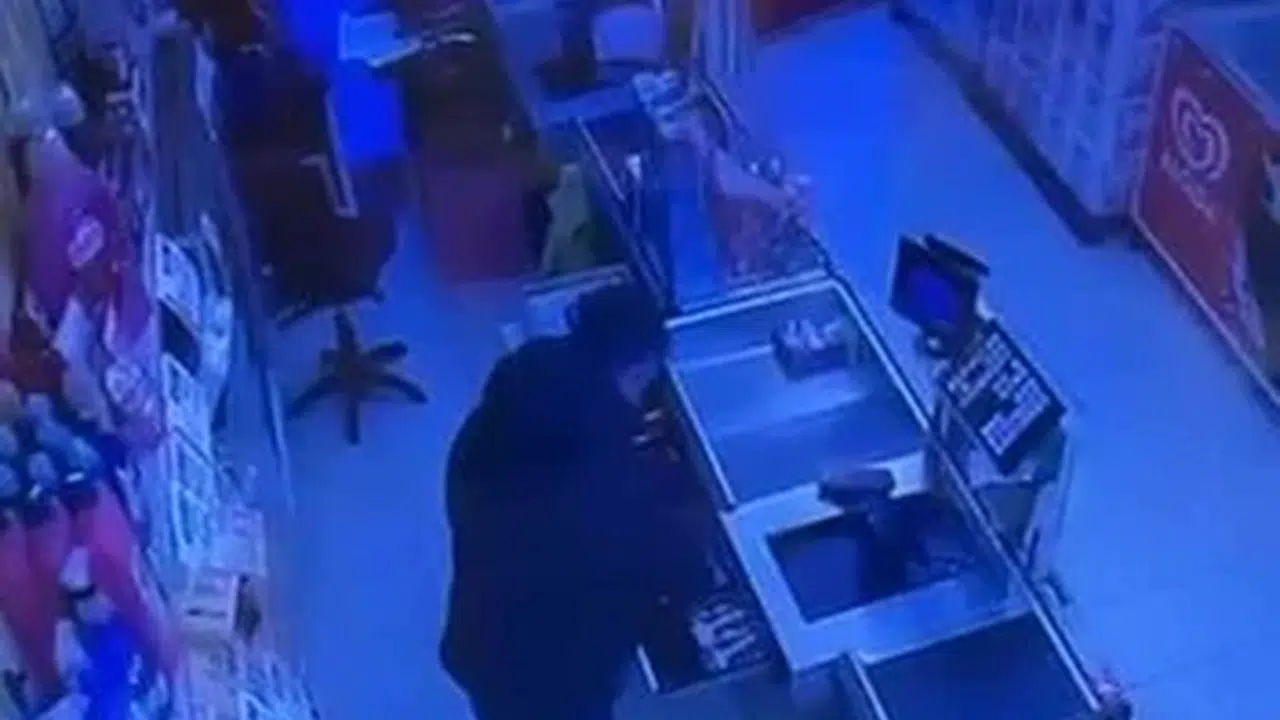 Marketin kasasını boşaltıp kayıplara karıştı: Güvenlik kameraları o anları saniye saniye kaydetti