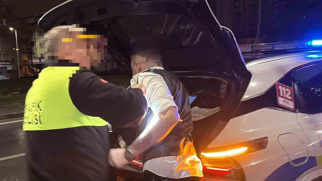 Kayseri’de alkolün etkisiyle direksiyon hakimiyetini kaybeden sürücü, önce polise teşekkür etti sonra ortalığı birbirine kattı