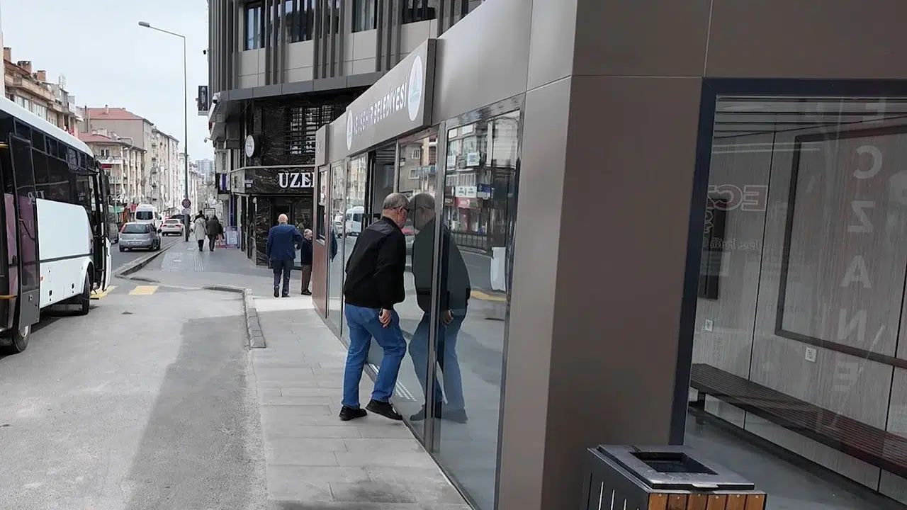 Teknolojiye tosladı: Akıllı durağın camını kapı sandı, savunması olay oldu