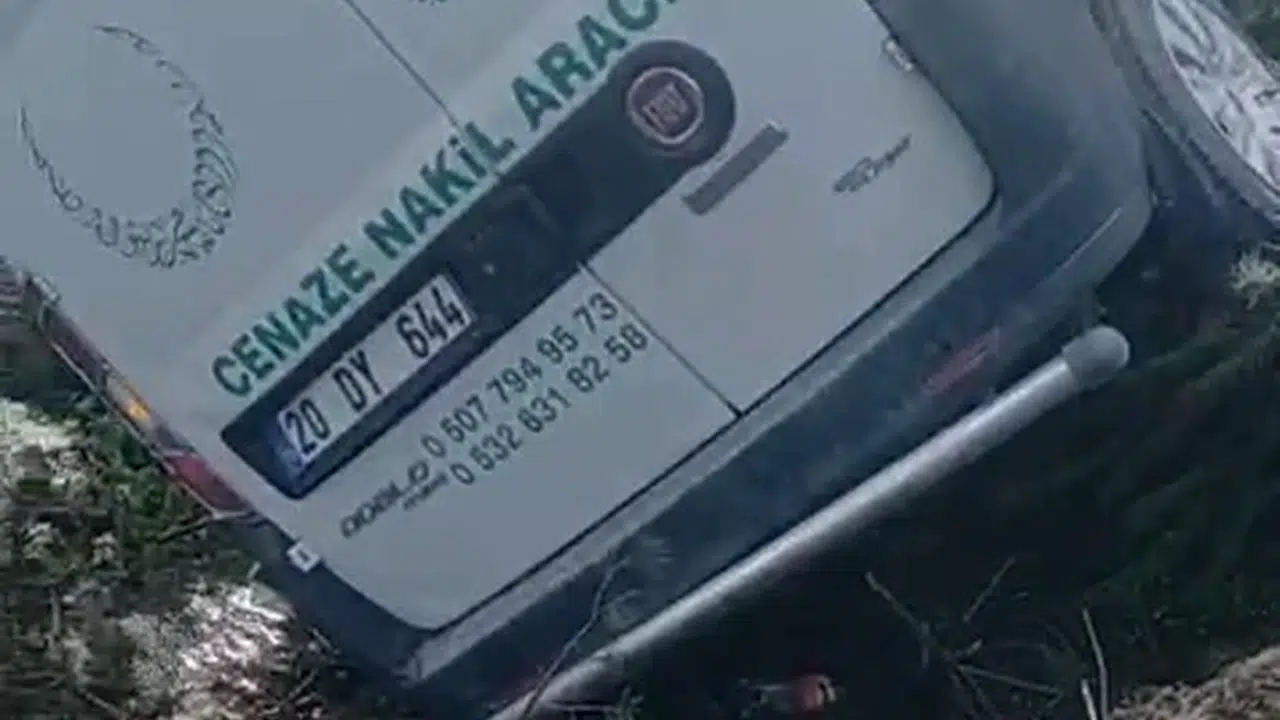 Son yolculuk hüzünle başladı: Cenaze nakil aracı şarampole uçtu, iki yaralı var