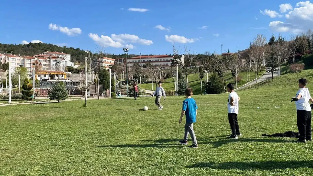 Bozüyük’te unutulmaz bir gün: Koruma altındaki çocuklar yeşil sahada ter döktü