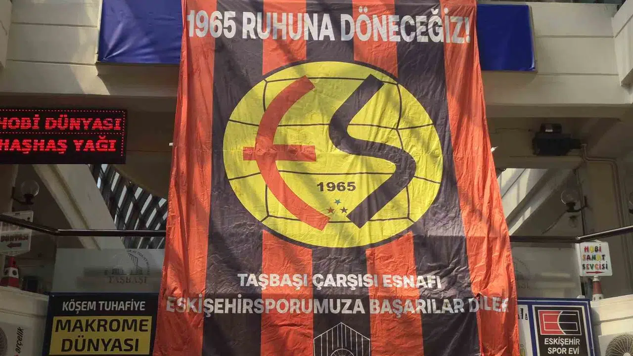 Eskişehir'de şampiyonluk ateşi: Tarihi çarşı siyah-kırmızıya büründü