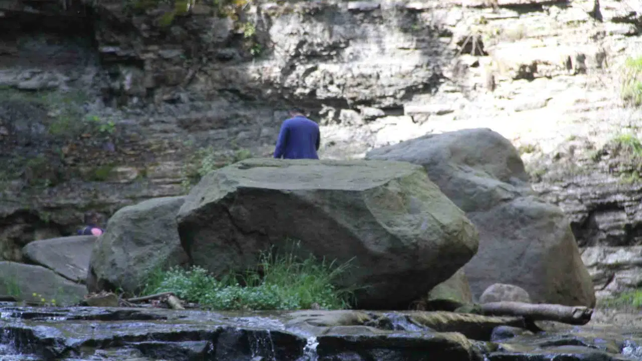 Piknik keyfi acı dolu bir veda ile bitti: Şelale kenarında üzerine kaya düşen genç hayatını kaybetti