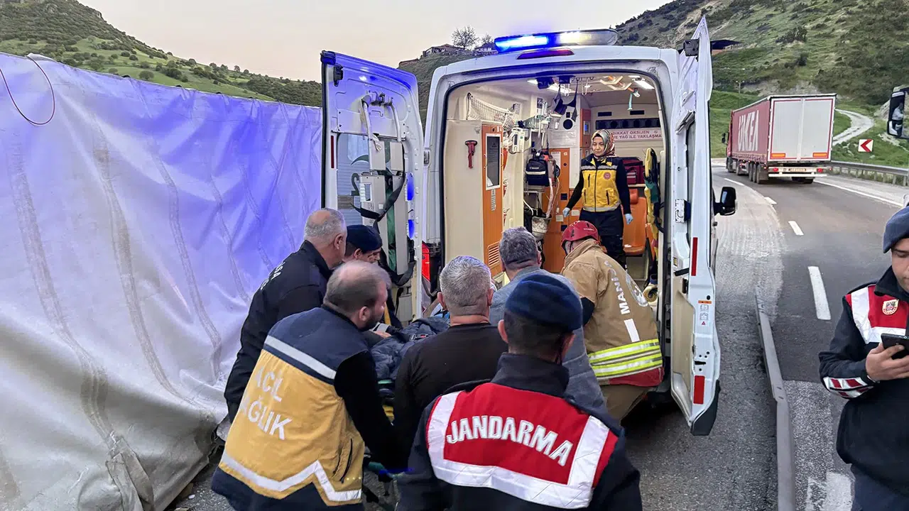 Manisa'da dehşet anları: Direksiyon hakimiyetini kaybetti, tır ortalığı birbirine kattı