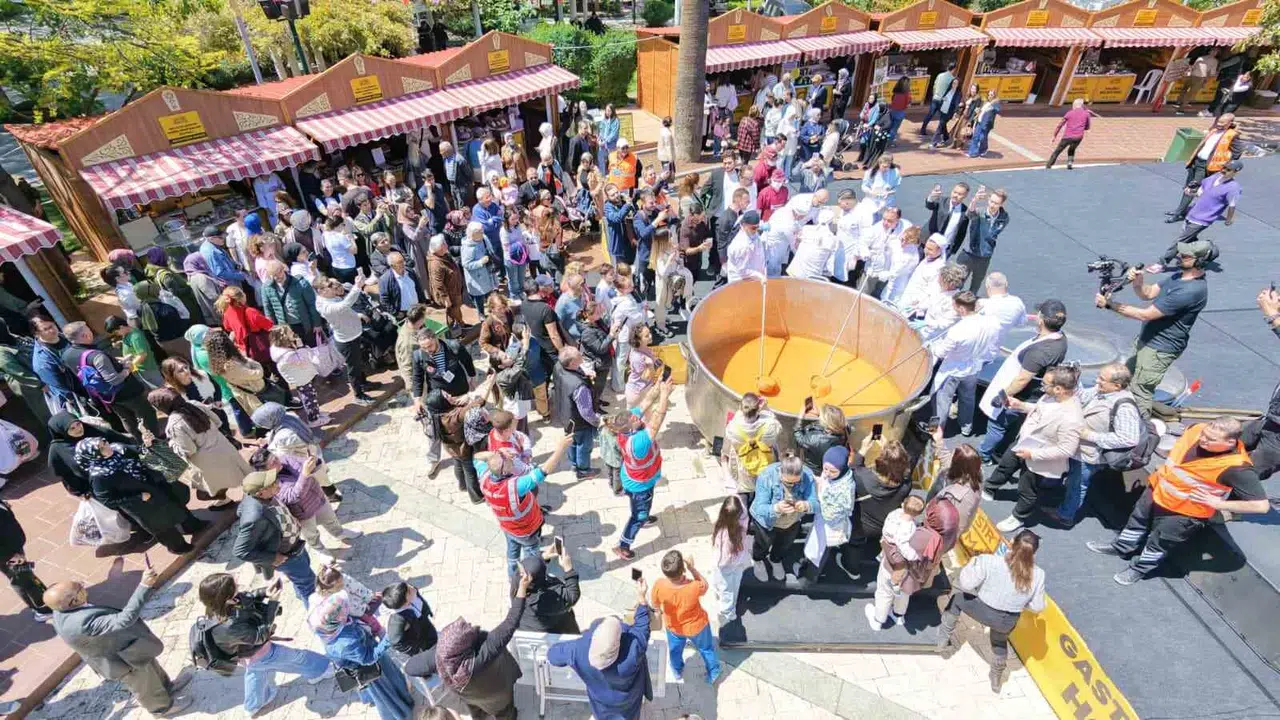 Manisa’da lezzet şöleni: 5 bin kişilik dev tencere meydanda kaynadı