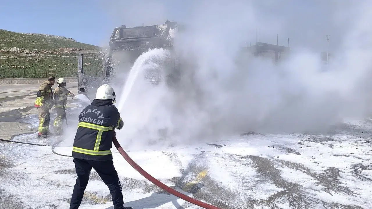 Cilvegözü Sınır Kapısı’nda korku dolu anlar: Park halindeki tır küle döndü