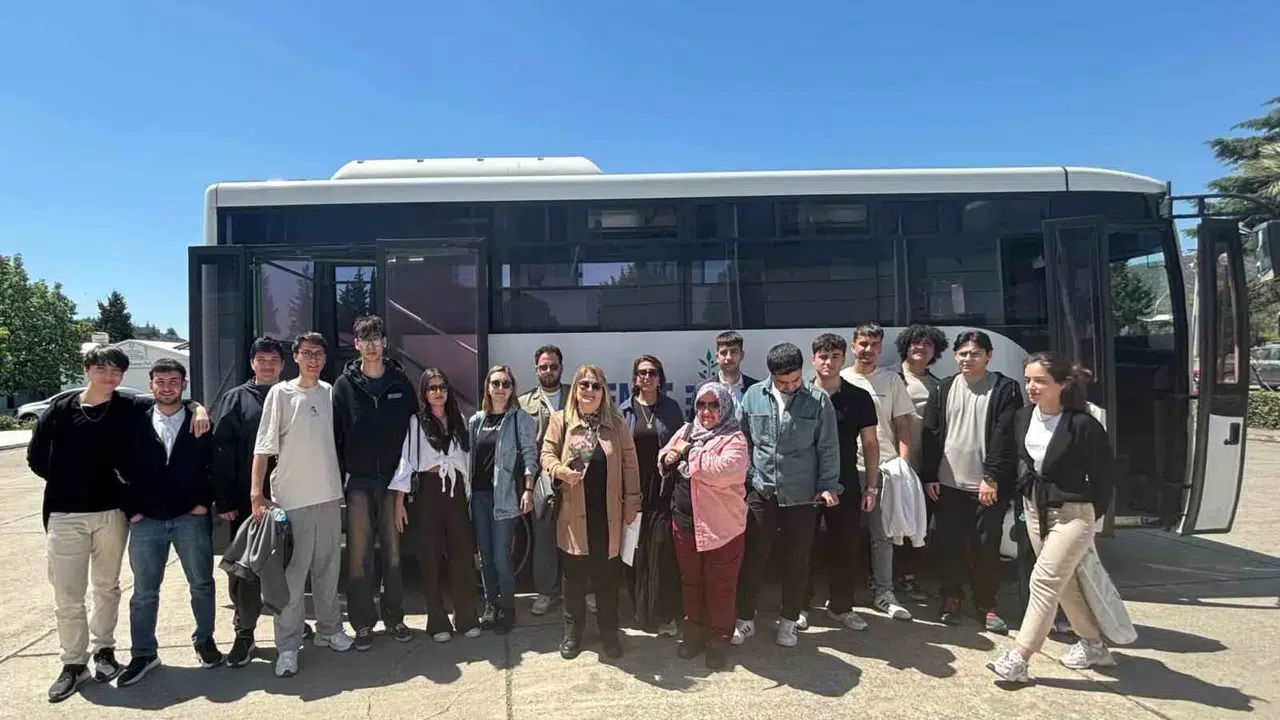 Kodların dünyasından minik kalplere uzanan köprü: Geleceğin yazılımcıları köy okulunu kütüphaneye kavuşturdu