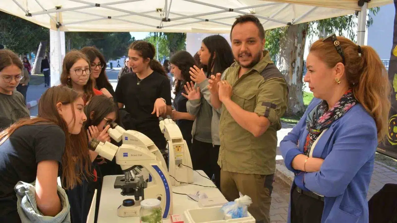 Laboratuvar önlüklerini giyen minikler Ege Üniversitesi'nde: Bilimle dolu bir 23 Nisan