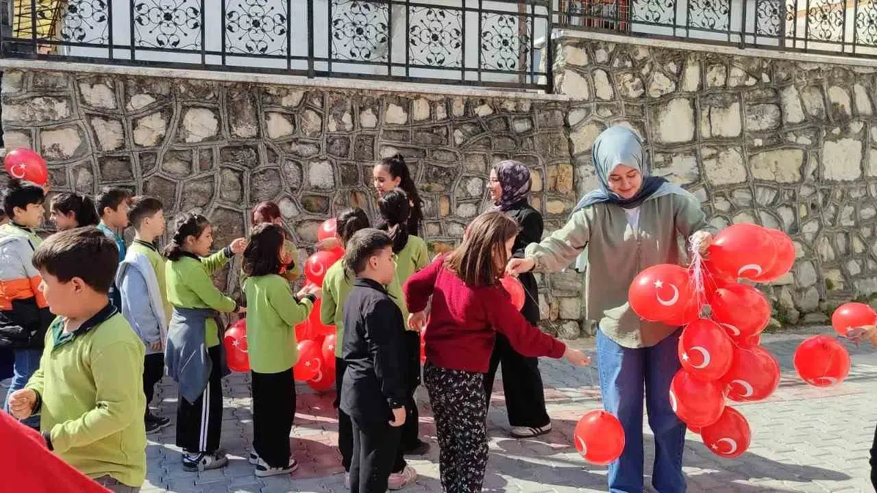 Ekranlardan uzak bir 23 Nisan: Üniversiteliler çocuklara geleneksel oyunları yeniden sevdirdi