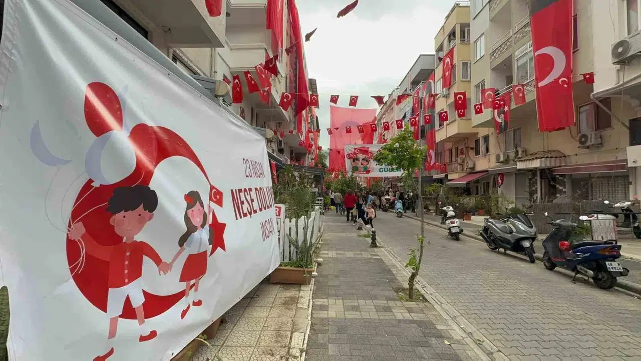 Marmaris’in Bayrak Dedesi geleneği bozmadı: 105 Sokak’ta 12 yıldır süren 23 Nisan coşkusu