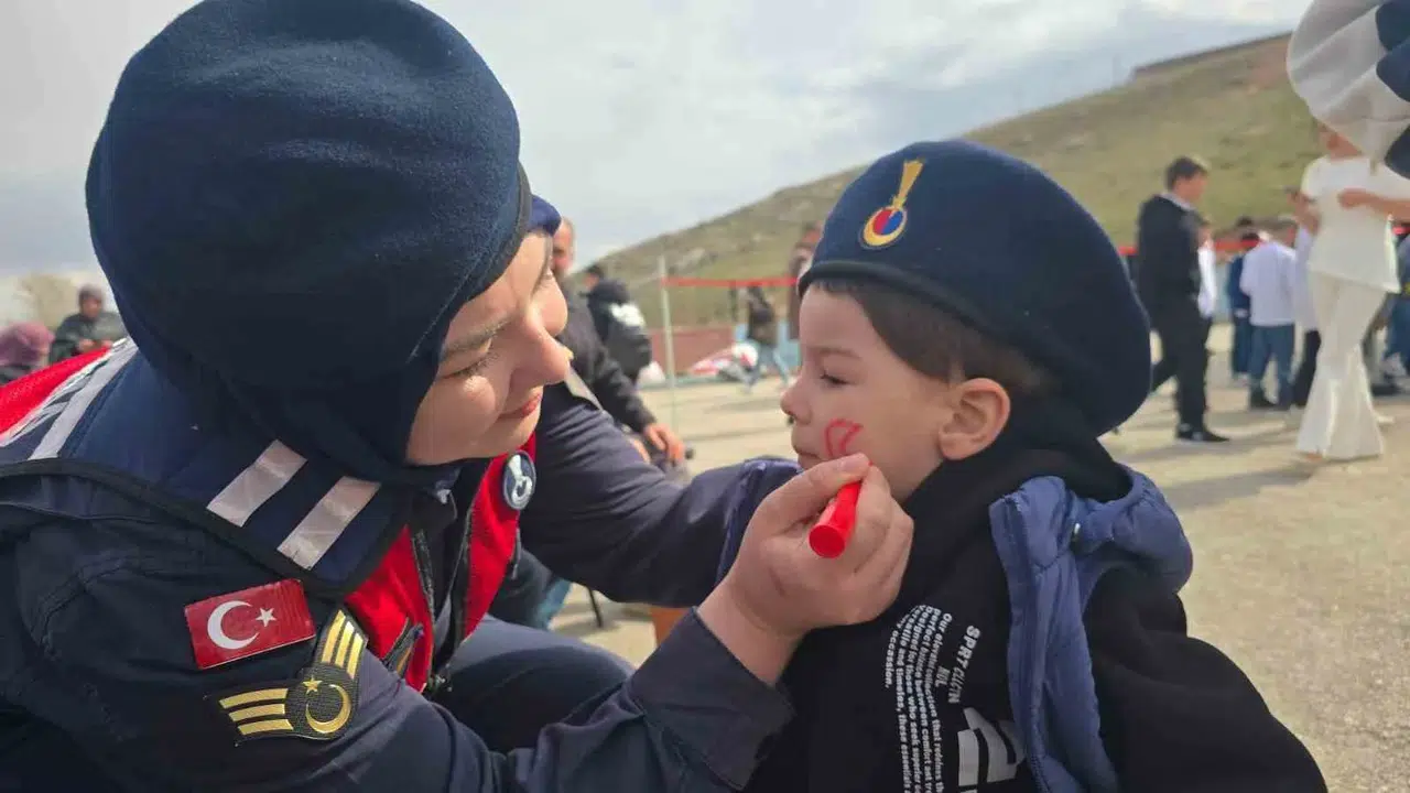 Bayburt'ta 23 Nisan coşkusu: Jandarma miniklerin bayram sevincine ortak oldu