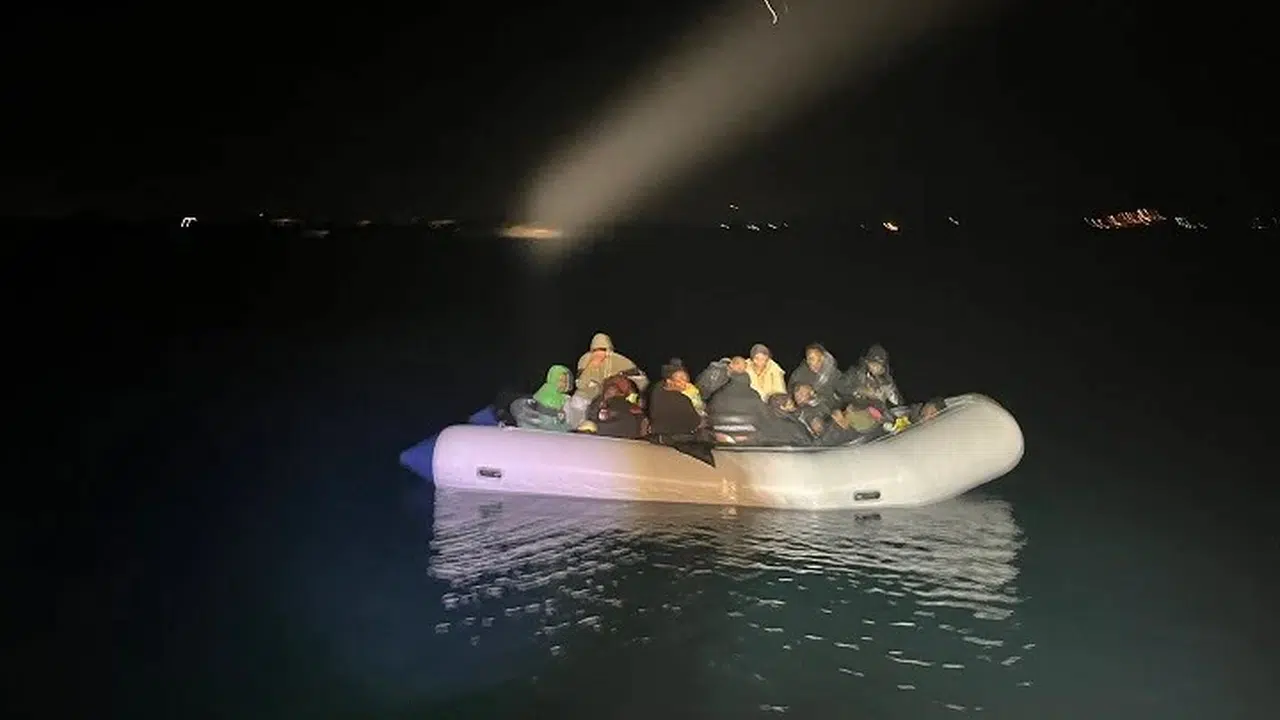 Ege’nin karanlık sularında umut yolculuğu: Sahil Güvenlik ekipleri 25 kişiyi kurtardı