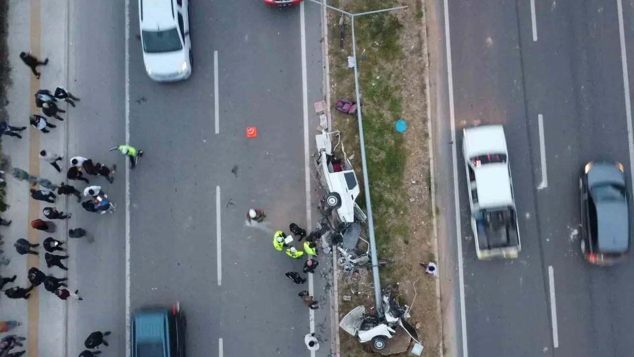 Mersin'de dehşet anları: Çarpmanın şiddetiyle otomobil ortadan ikiye ayrıldı