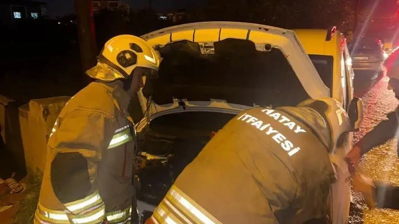Hatay’da korku dolu anlar: Seyir halindeki aracın motoru bir anda alev topuna döndü