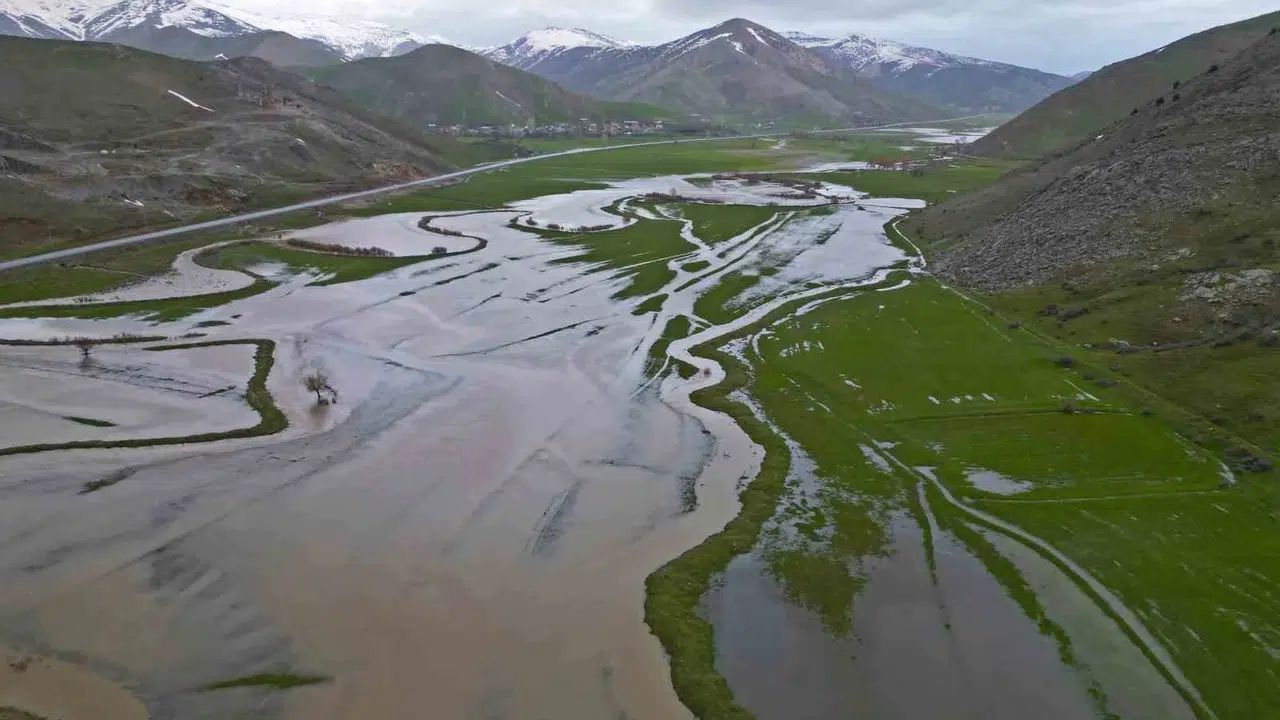 Bitlis’te doğa tersine döndü: Güzeldere Menderesleri dev bir göle dönüştü