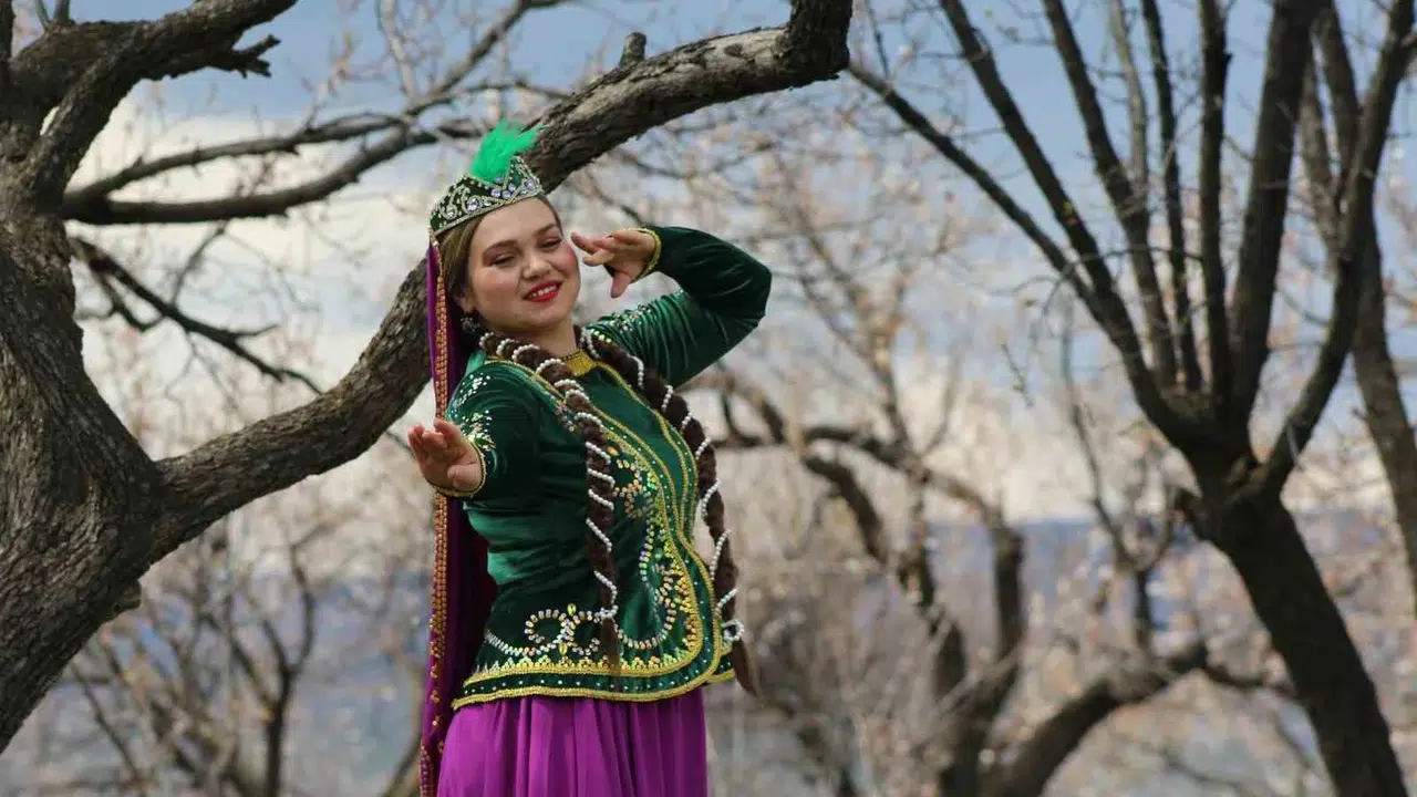 Kars’ın çiçek bahçelerinde masalsı performans: Kafkas dansı doğayla bütünleşti