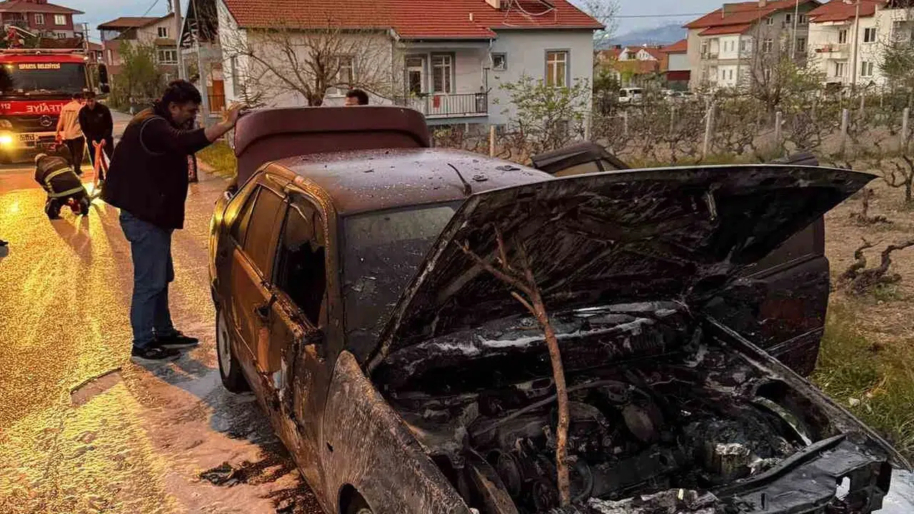 Isparta’da korku dolu anlar: Seyir halindeki otomobil alevlere teslim oldu