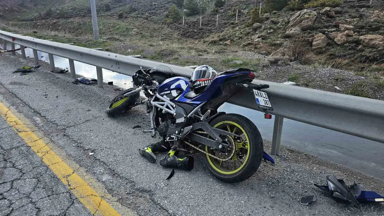 Kayseri'de motosiklet kazası: Bariyerlere çarpan sürücü hastanelik oldu