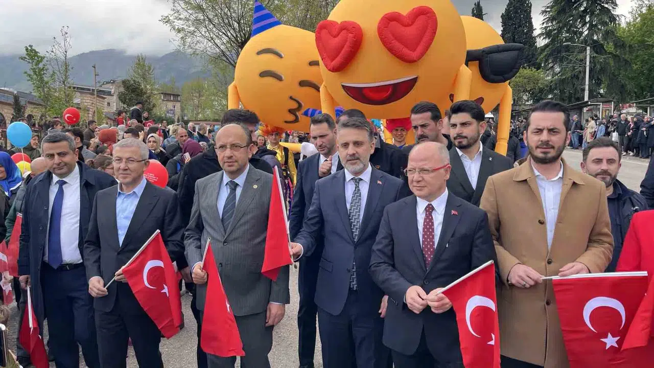 Bursa sokakları bayram yerine döndü: 23 Nisan coşkusu kortejle taçlandı