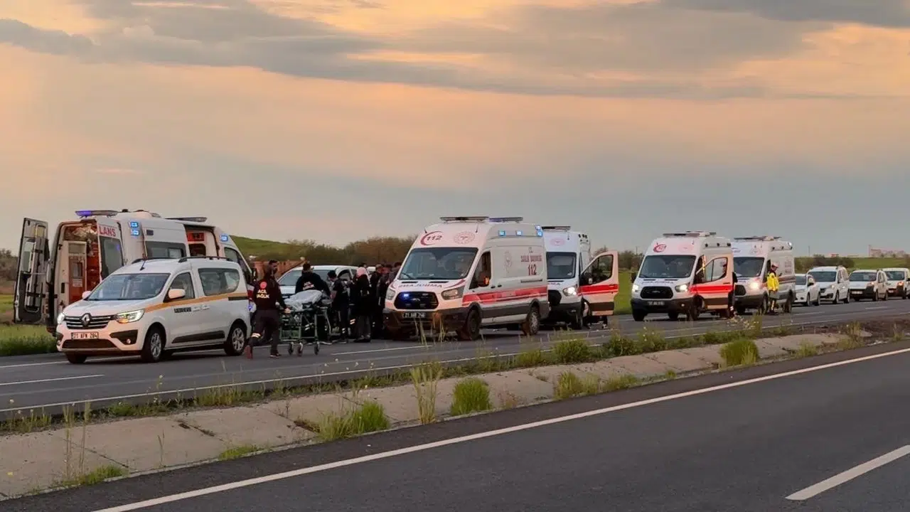 Diyarbakır’da dehşet anları: 10 kişinin bulunduğu otomobil takla attı, 7’si çocuk 10 yaralı var