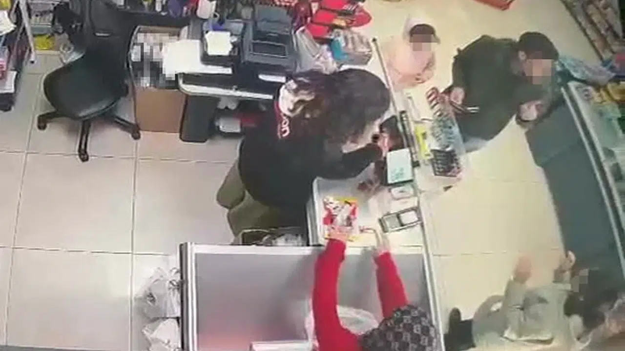 Kocaeli’de vicdanları sızlatan görüntü: Özel gereksinimli kızına markette dehşeti yaşattı