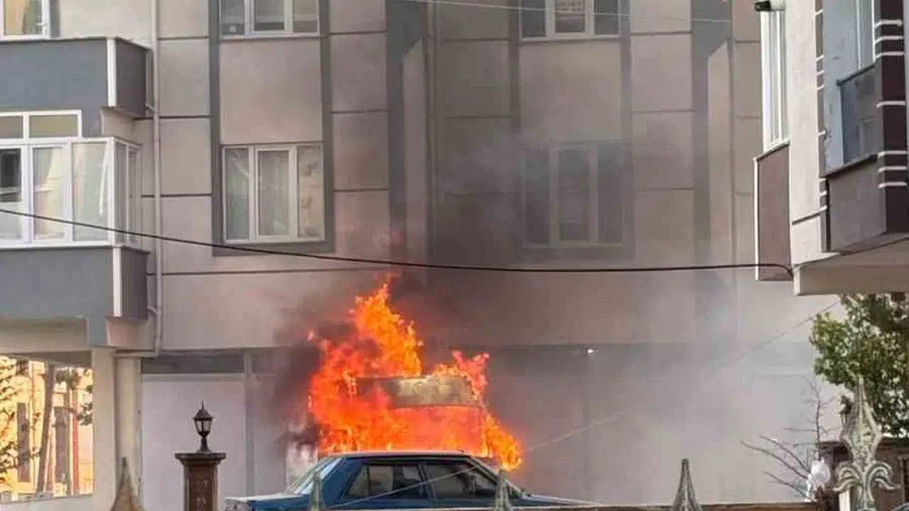 Tekirdağ’da korku dolu anlar: Tekstil yüklü minibüs alevlere teslim oldu