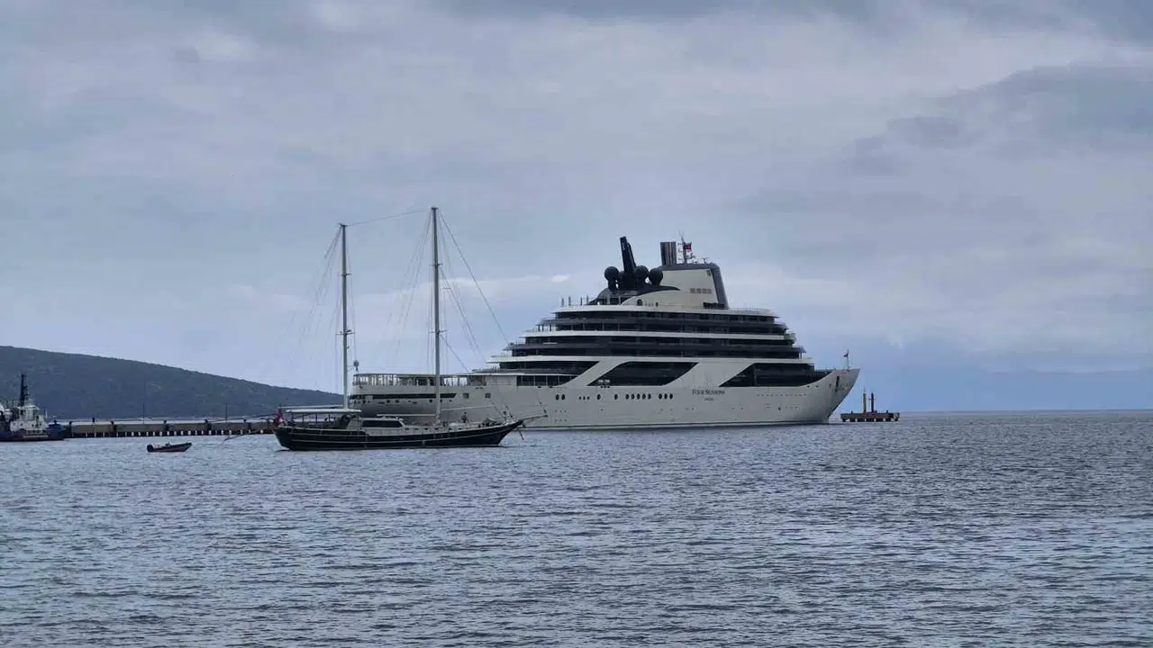 Bodrum’un mavi sularında dev buluşma: 400 milyon avroluk yüzen saray limana demir attı