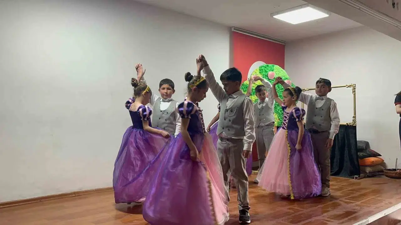 Kars’ın minik yıldızları devleşti: Köy okulunda tiyatro şöleni