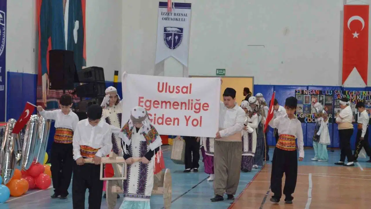 Bolu’da 23 Nisan coşkusu: Miniklerden dev performans