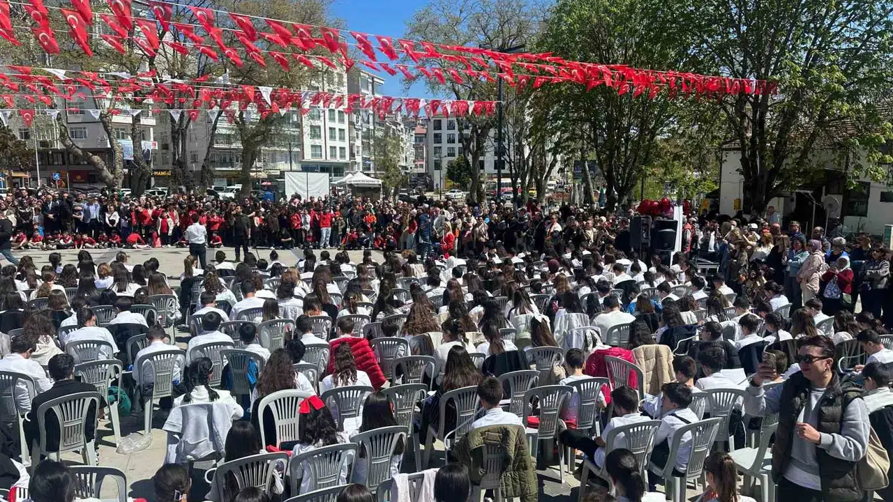 Sinop’ta 500 çocuk aynı anda sahneye çıktı: Melodika sesleri meydanı inletti