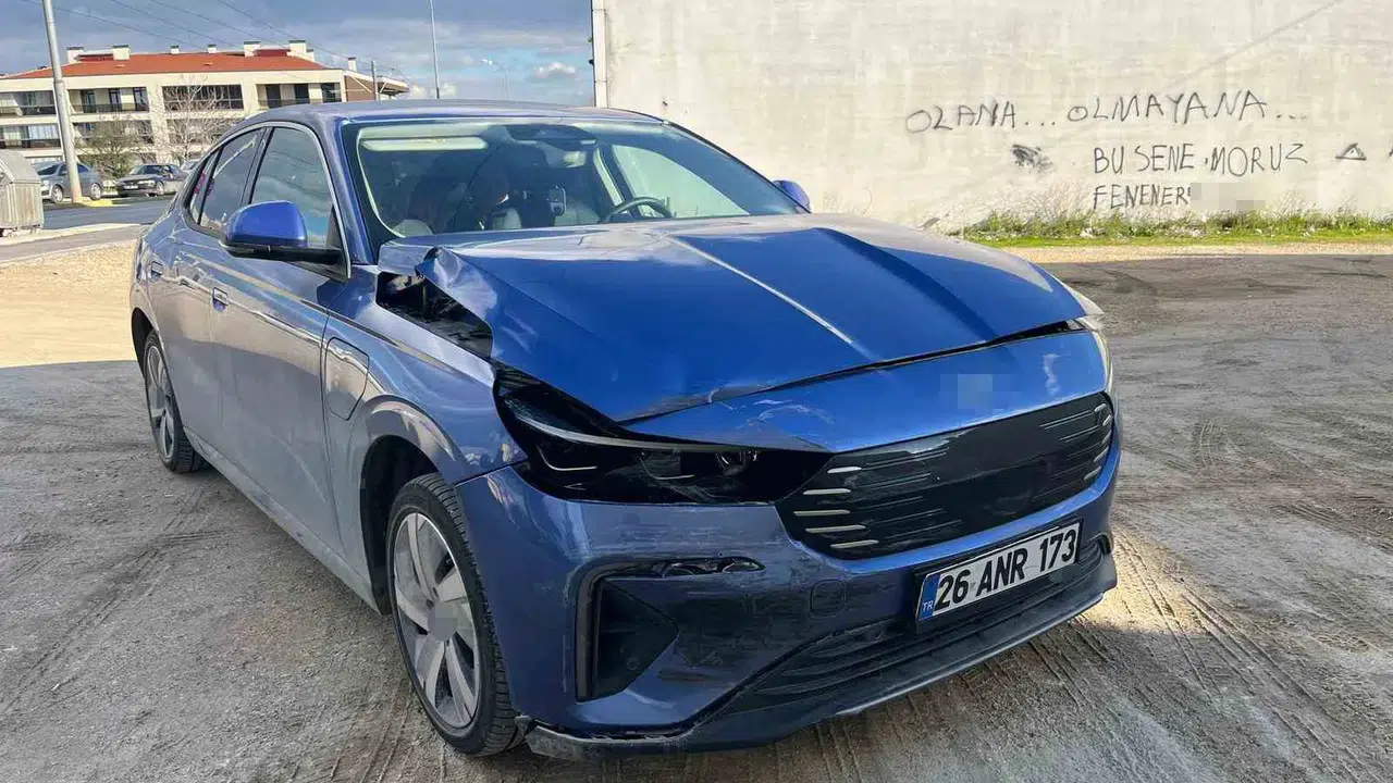 Eskişehir’de korkutan kavşak kazası: İki otomobil çarpıştı, çocuklar hastanelik oldu